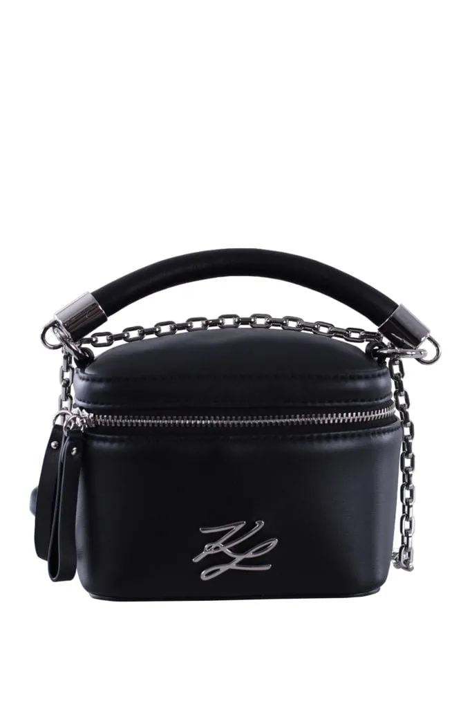 Estuche negro con logo de la marca