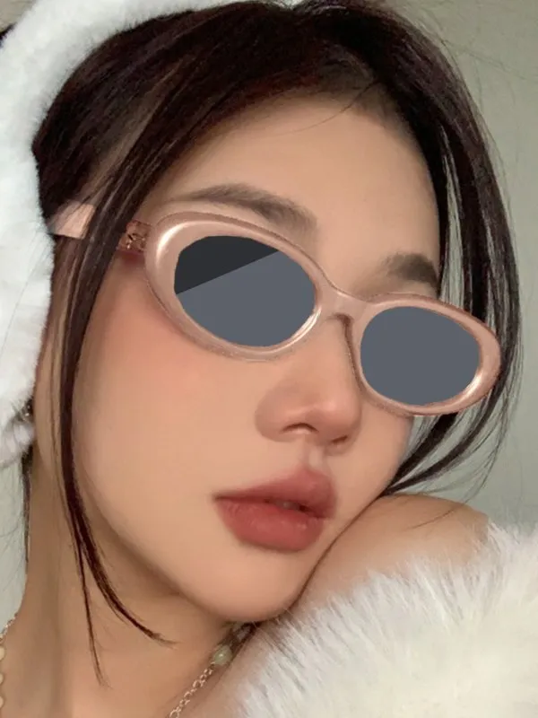 Gafas de sol con montura ovalada gruesa con adorno de estrellas