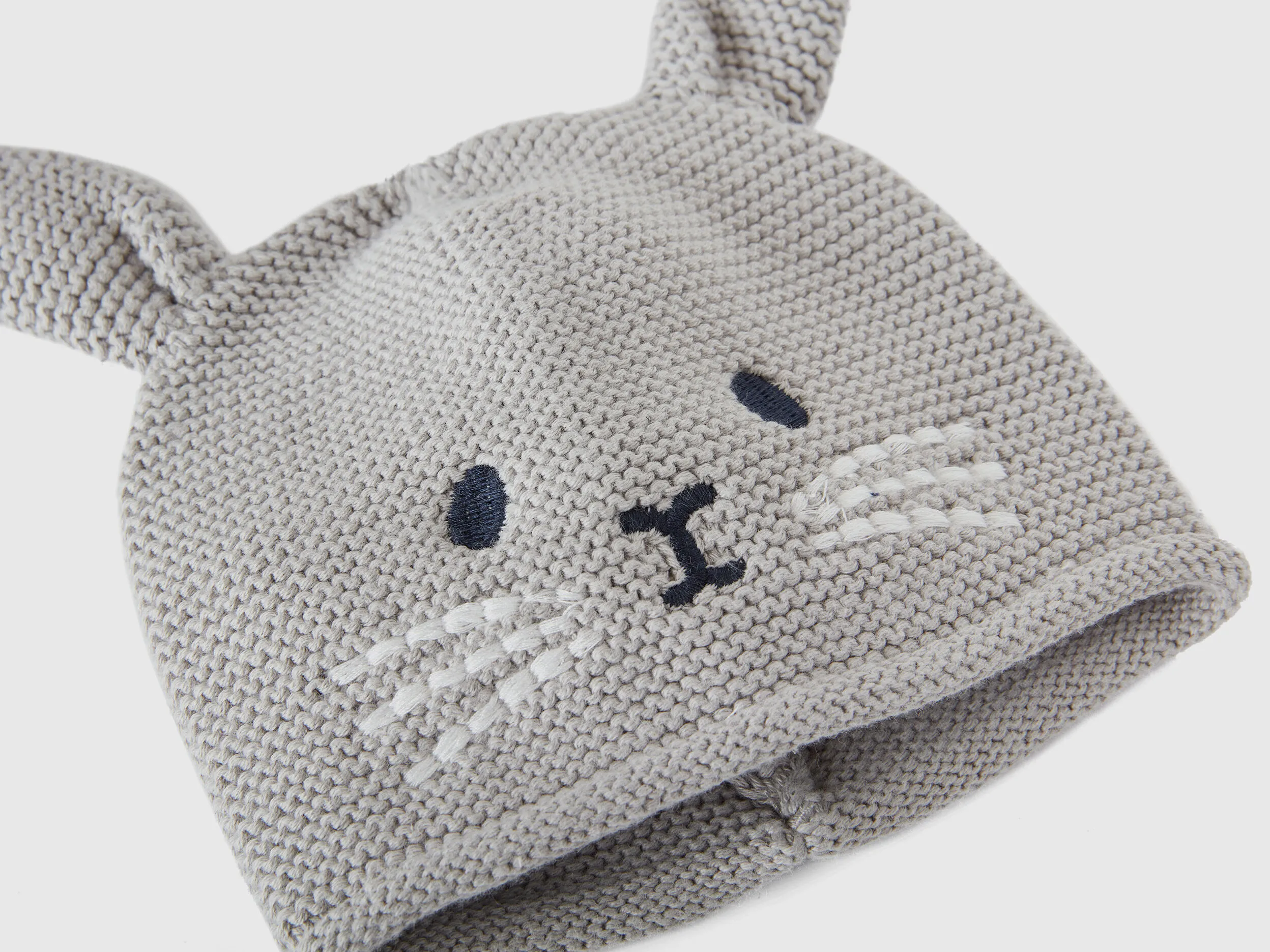 Gorro de tricot con aplicaciones