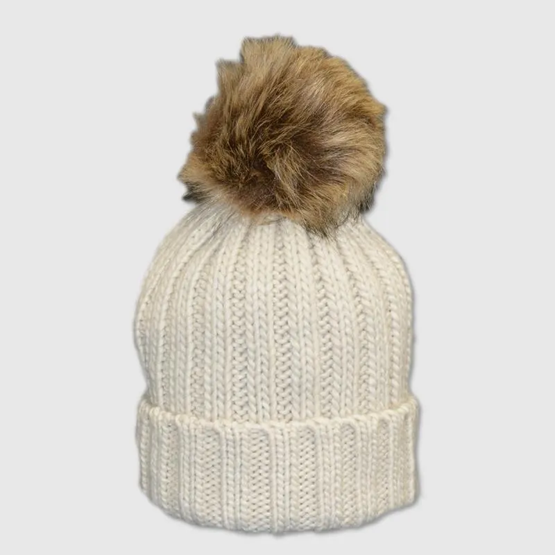 GORRO JUNIOR CON POMPóN DE PELO SINTéTICO COLOR BEIG  INICIAL BORDADA