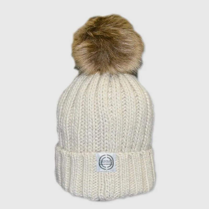 GORRO JUNIOR CON POMPóN DE PELO SINTéTICO COLOR BEIG  INICIAL BORDADA