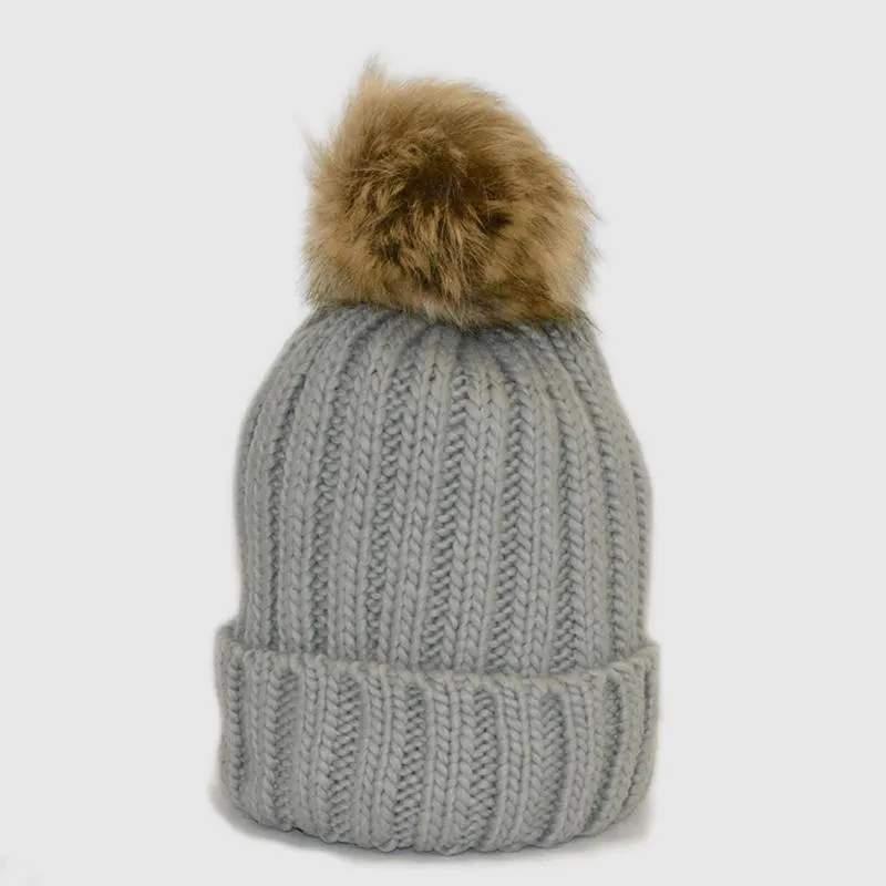 GORRO JUNIOR CON POMPóN DE PELO SINTéTICO COLOR GRIS  INICIAL BORDADA
