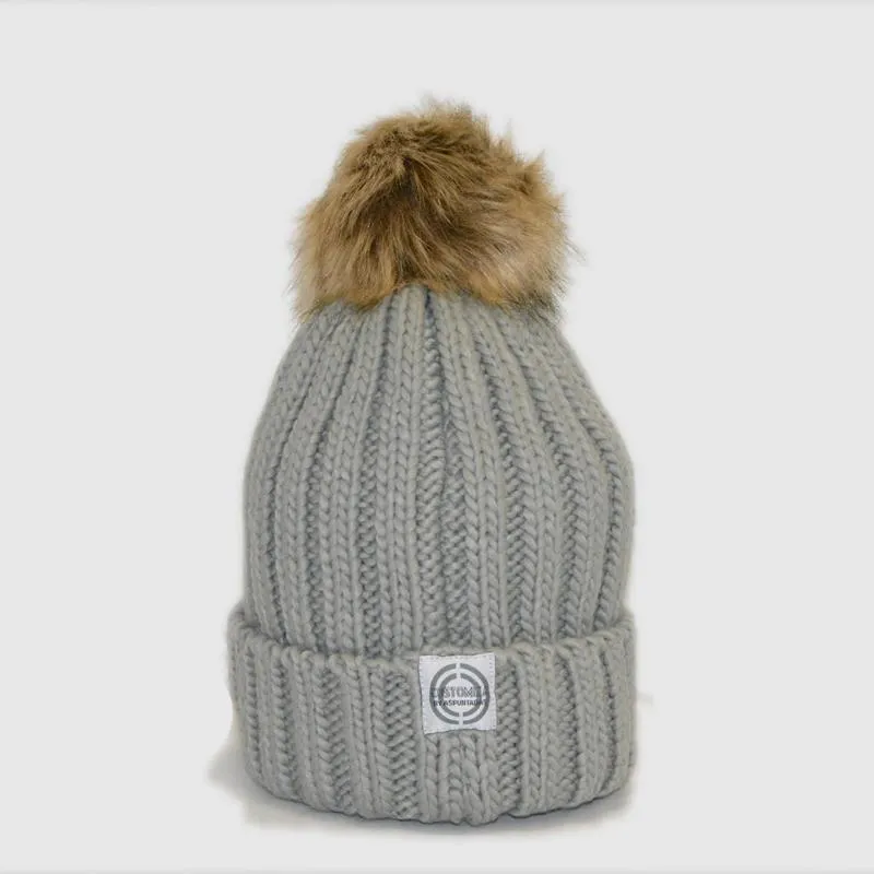 GORRO JUNIOR CON POMPóN DE PELO SINTéTICO COLOR GRIS  INICIAL BORDADA