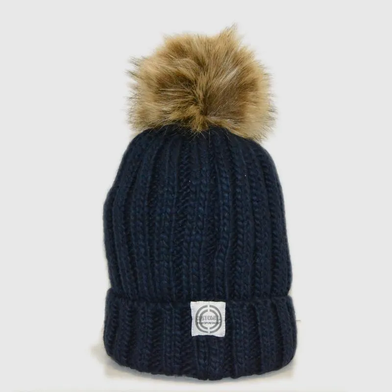 GORRO JUNIOR CON POMPóN DE PELO SINTéTICO COLOR MARINO  INICIAL BORDADA
