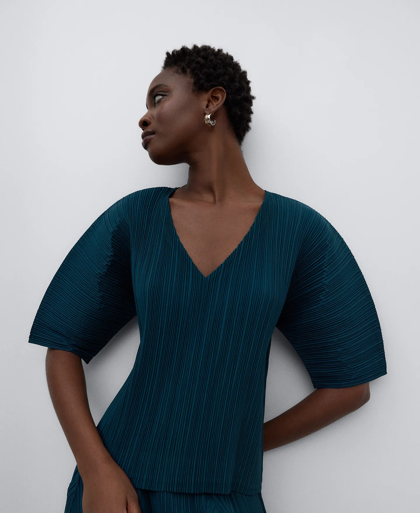 Green crinkle top woman