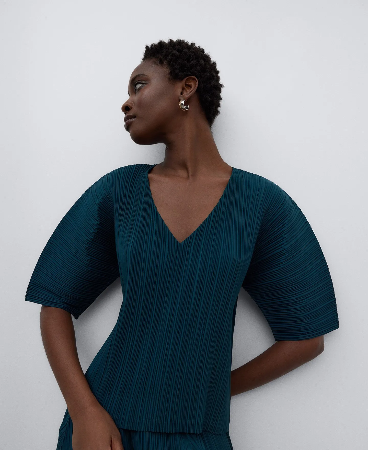 Green crinkle top woman