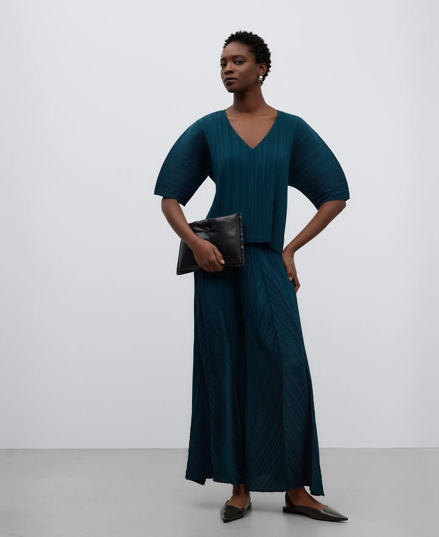 Green crinkle top woman