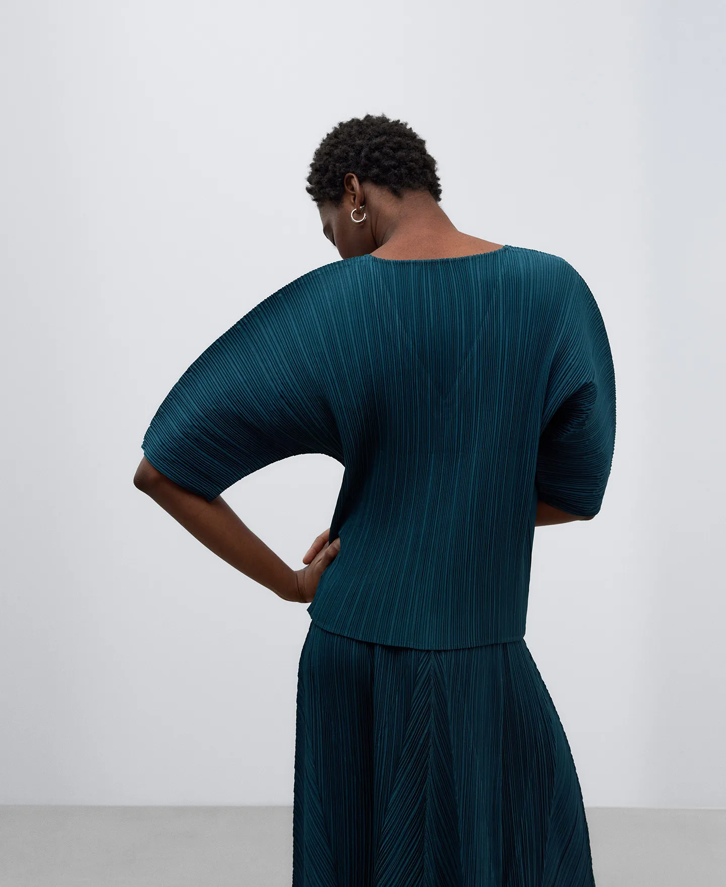 Green crinkle top woman