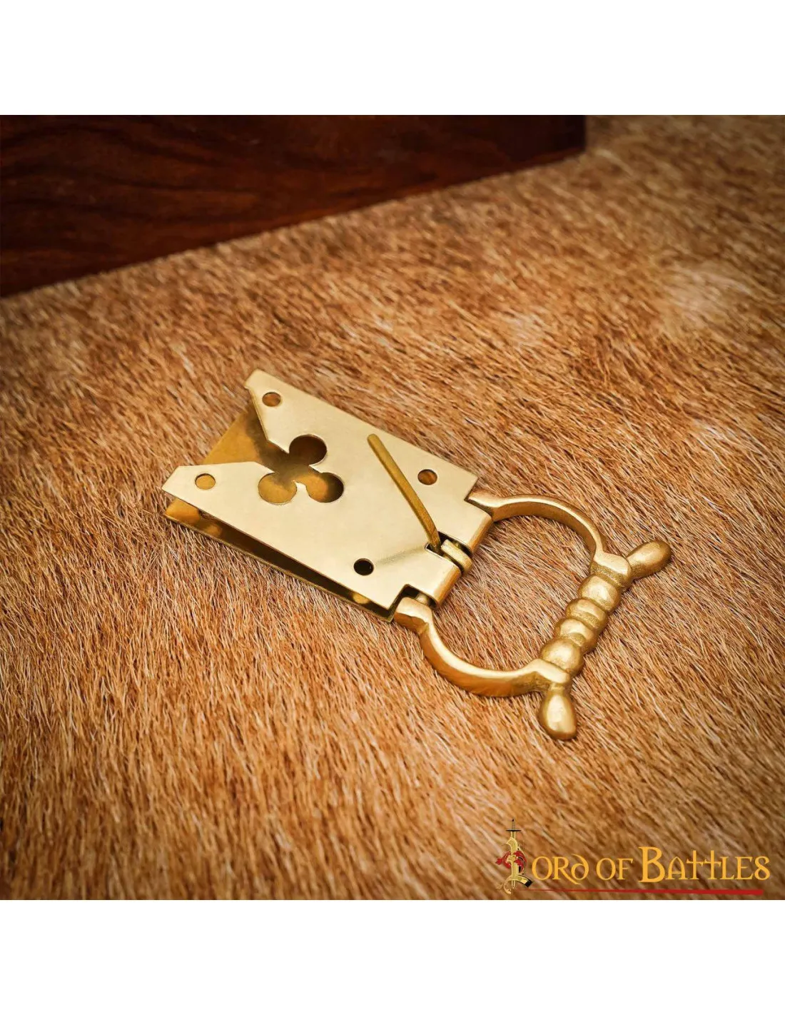 Hebilla medieval siglo XiV latón diseño trébol