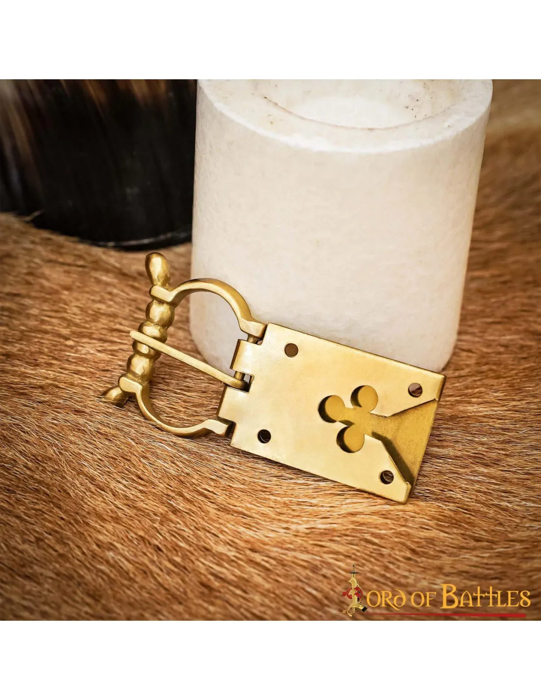 Hebilla medieval siglo XiV latón diseño trébol
