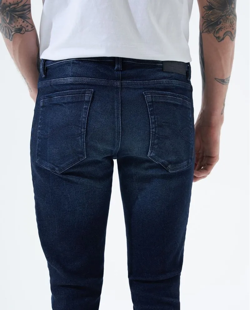 Jean Tapered fit oscuro para hombre