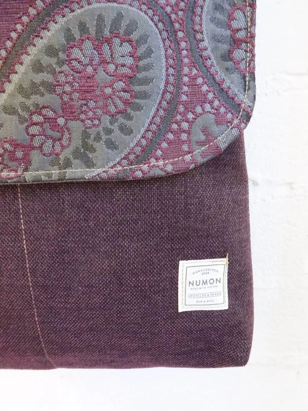 Mochila reciclada con solapa de estampado psicodélico