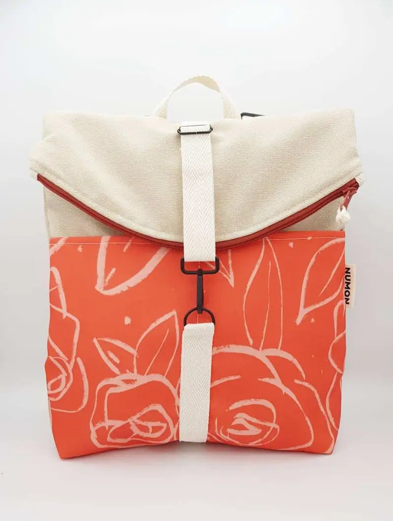 Mochila reciclada gris con estampado de rosas
