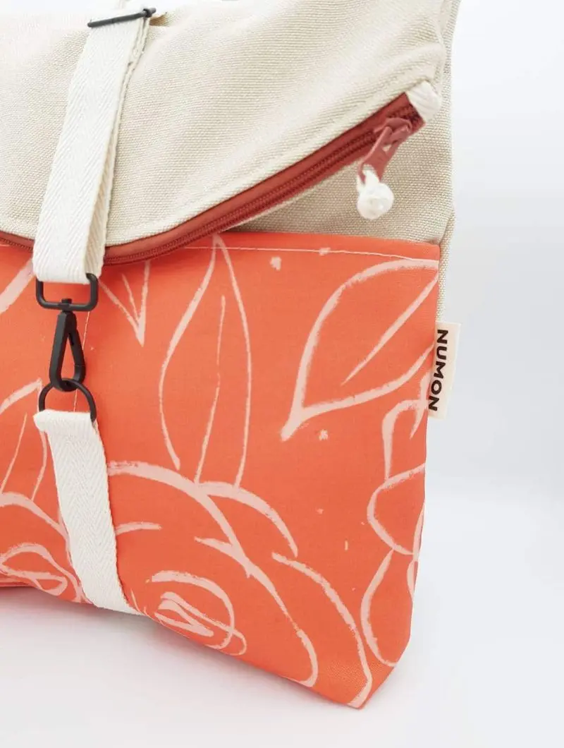 Mochila reciclada gris con estampado de rosas
