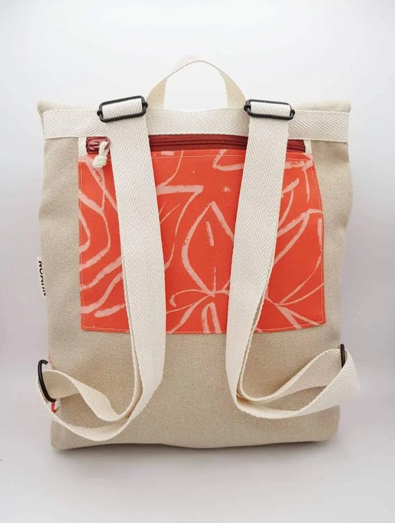 Mochila reciclada gris con estampado de rosas
