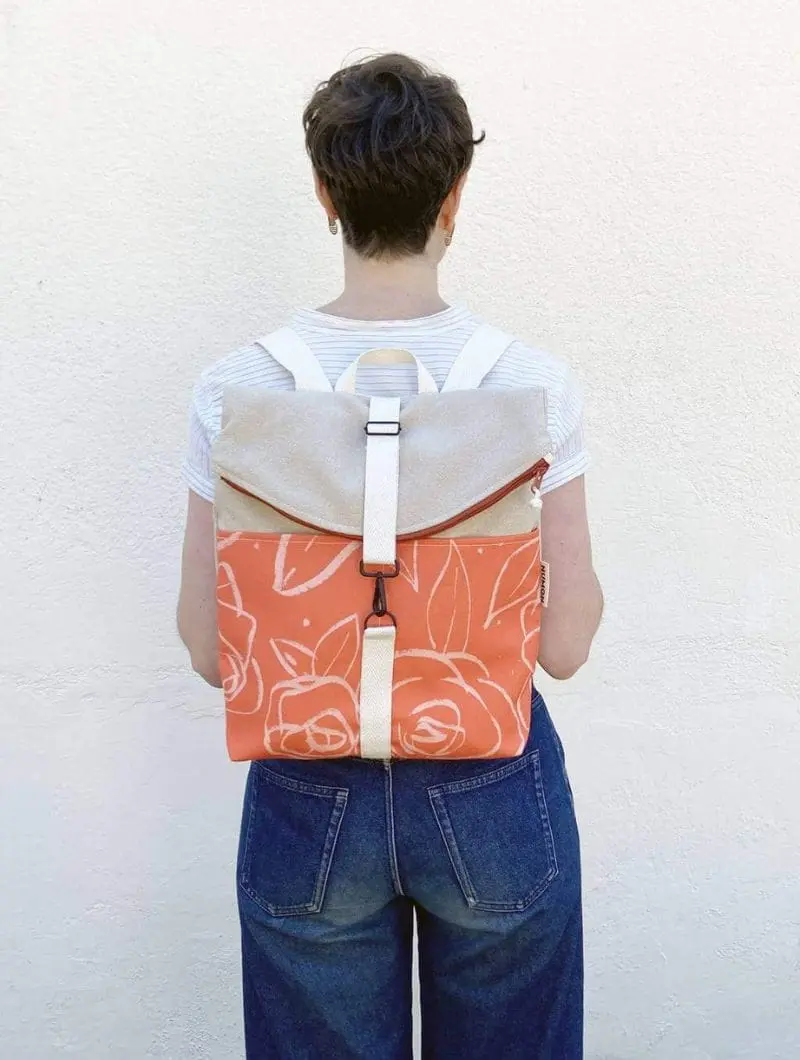 Mochila reciclada gris con estampado de rosas