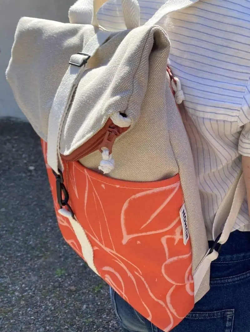 Mochila reciclada gris con estampado de rosas