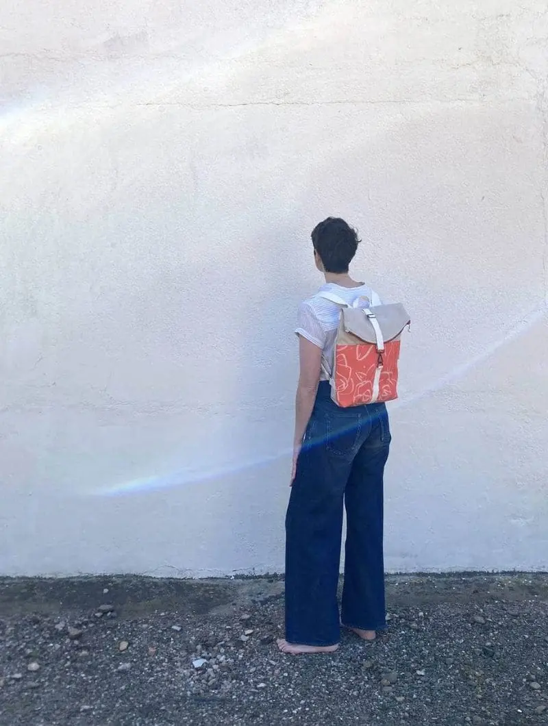 Mochila reciclada gris con estampado de rosas
