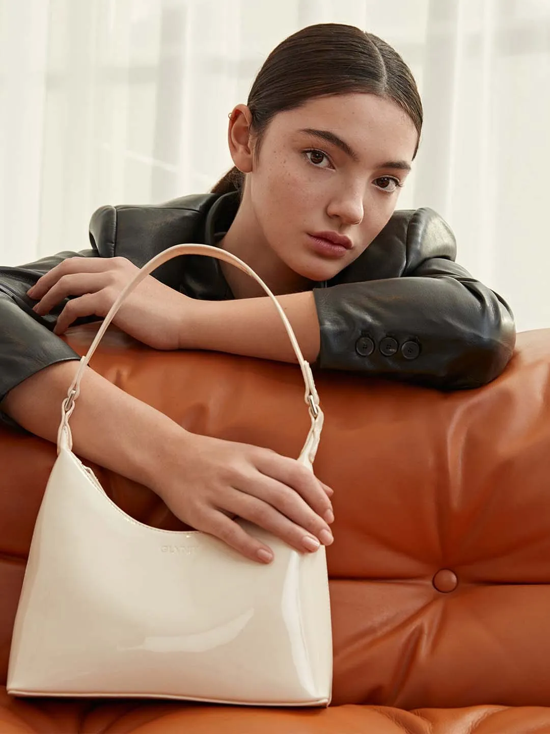 Molly almond white
