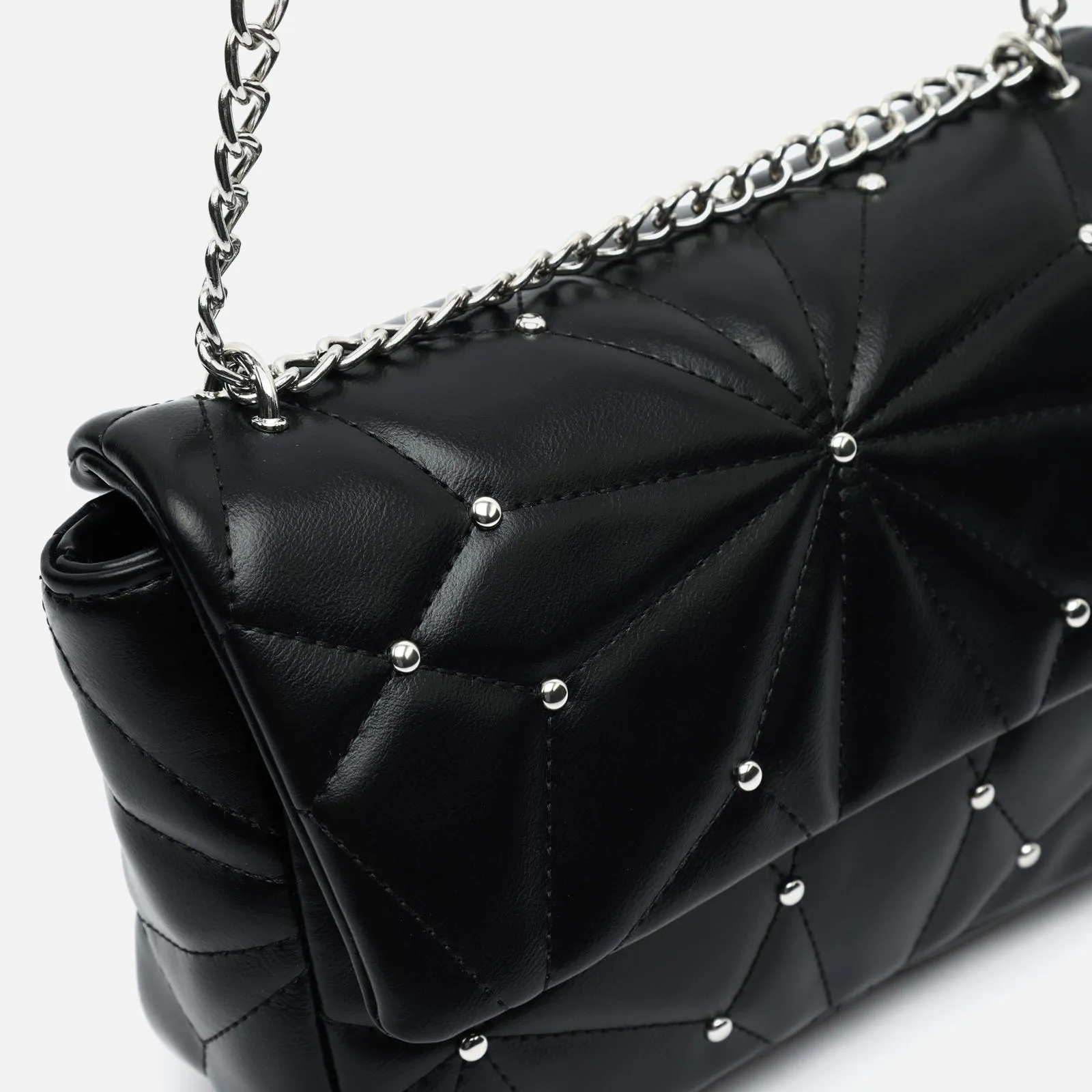 Naida bolso bandolera acolchado con detalles metálicos