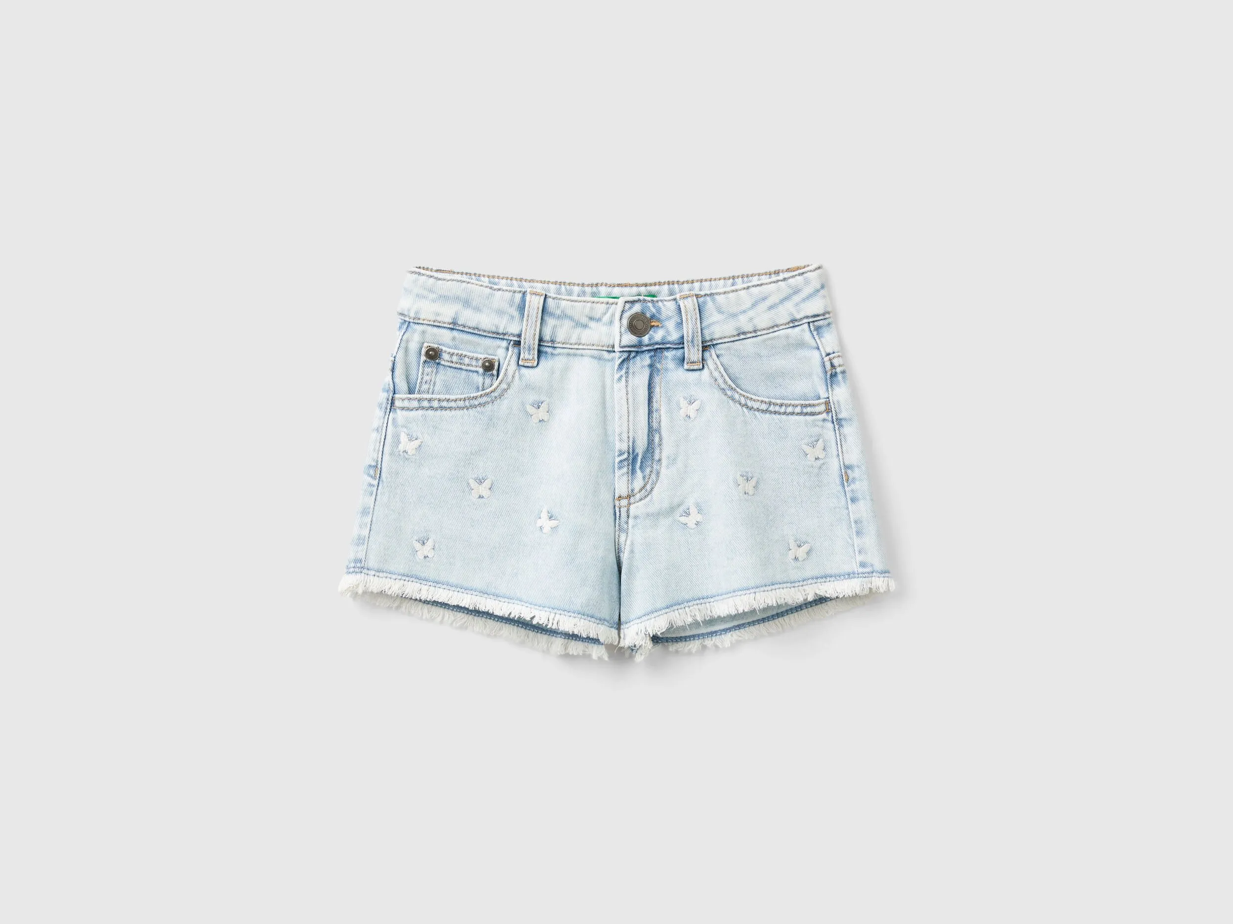 Pantalón corto vaquero con bordados de mariposas