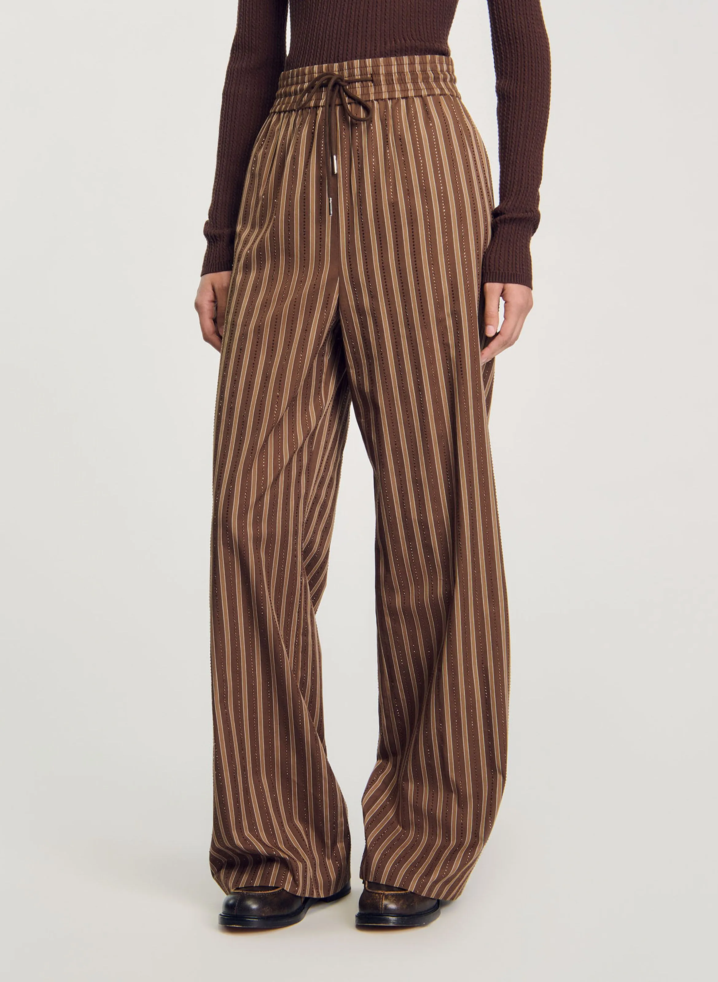 Pantalón ancho recto de algodón a rayas. en marron