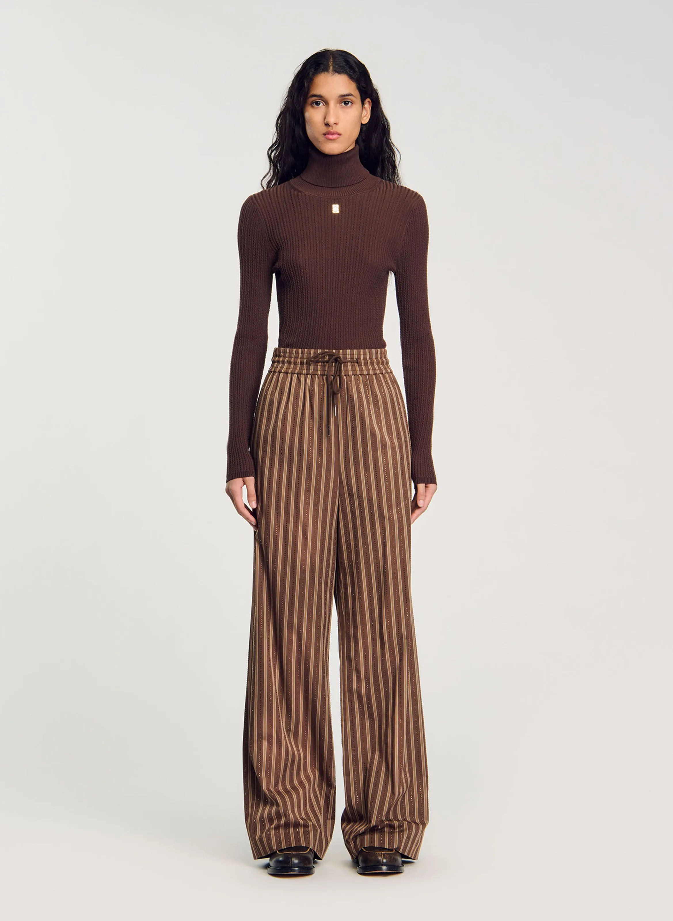 Pantalón ancho recto de algodón a rayas. en marron