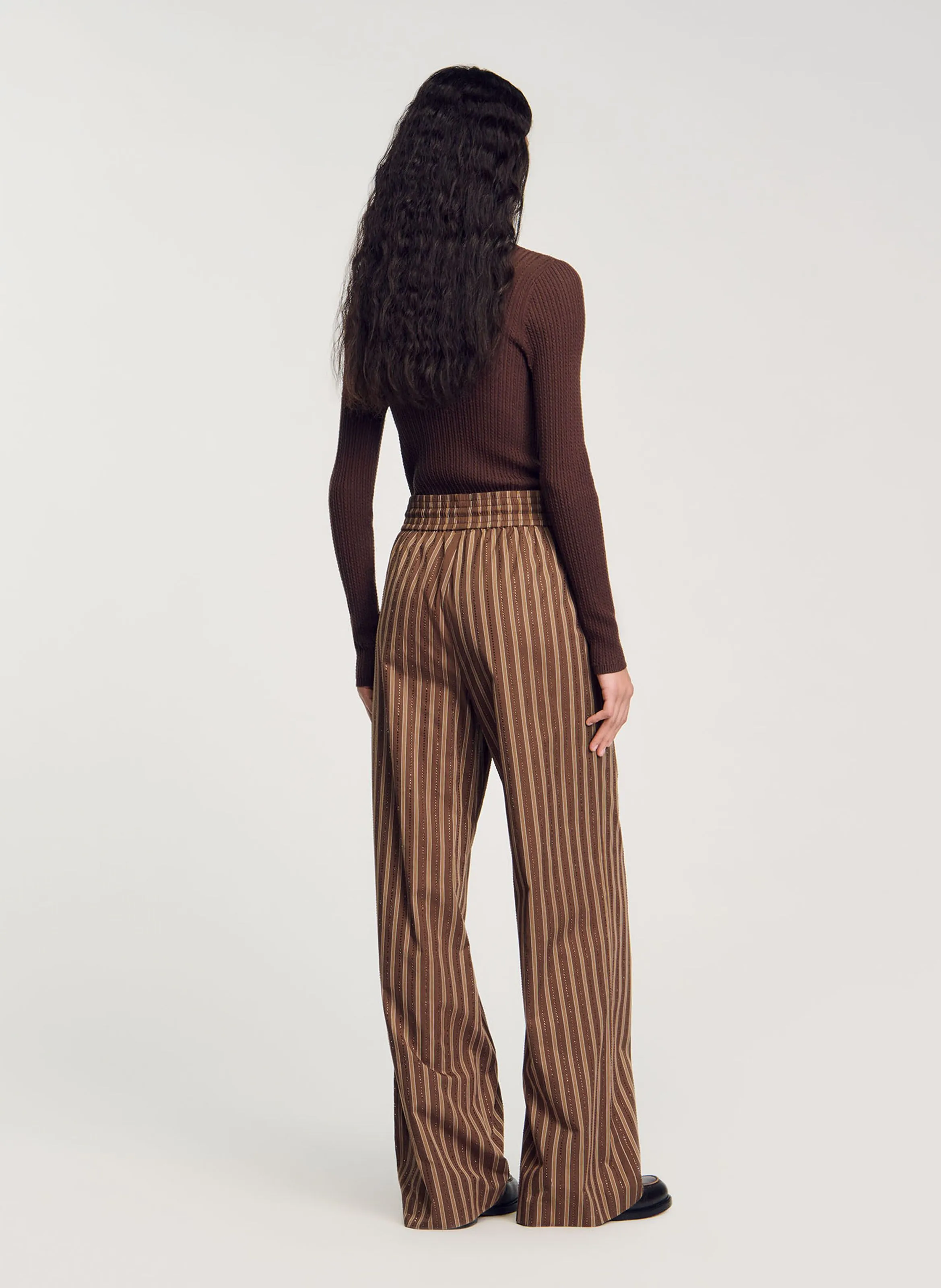Pantalón ancho recto de algodón a rayas. en marron