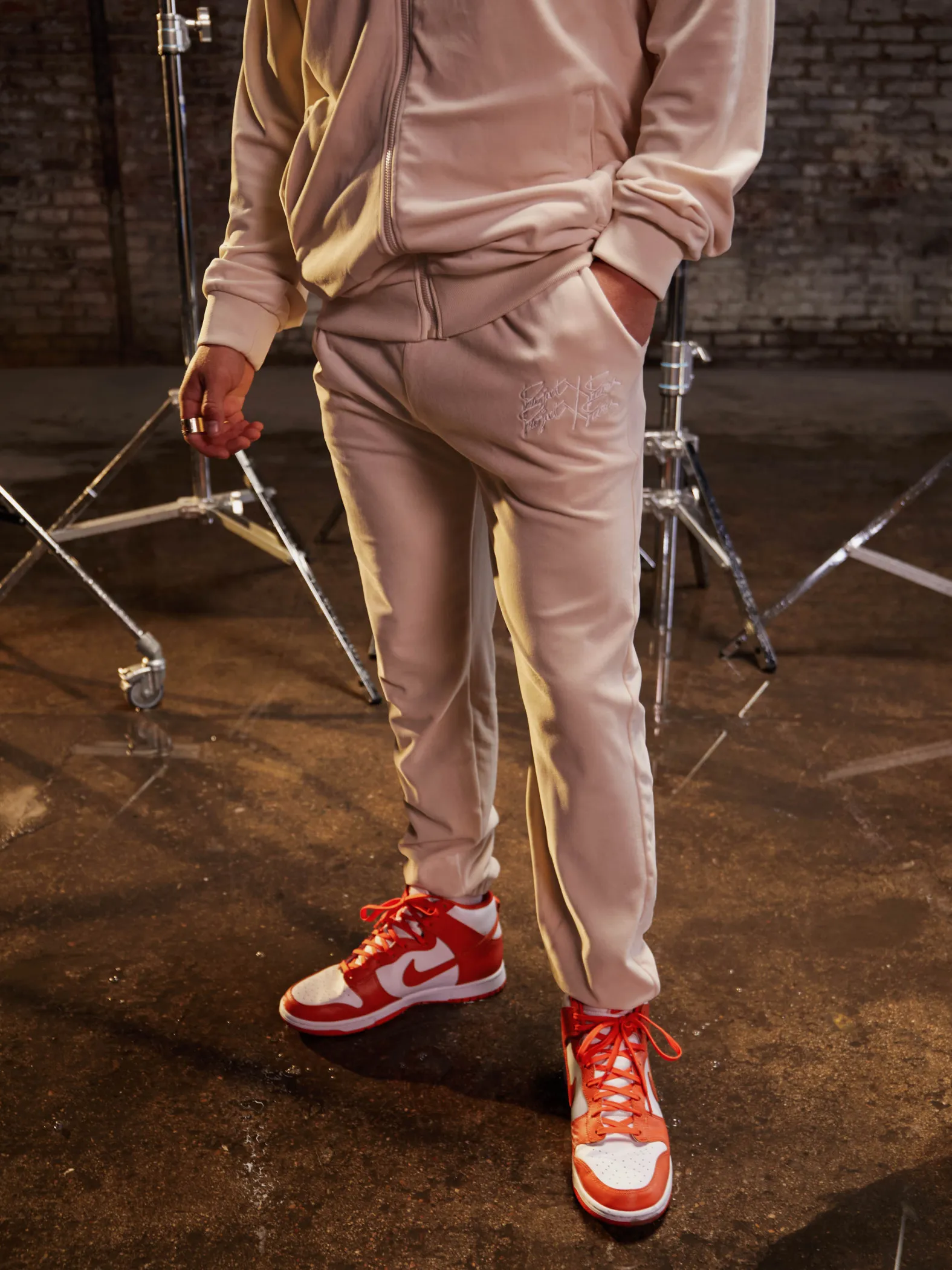 Pantalón de chándal con logo de terciopelo