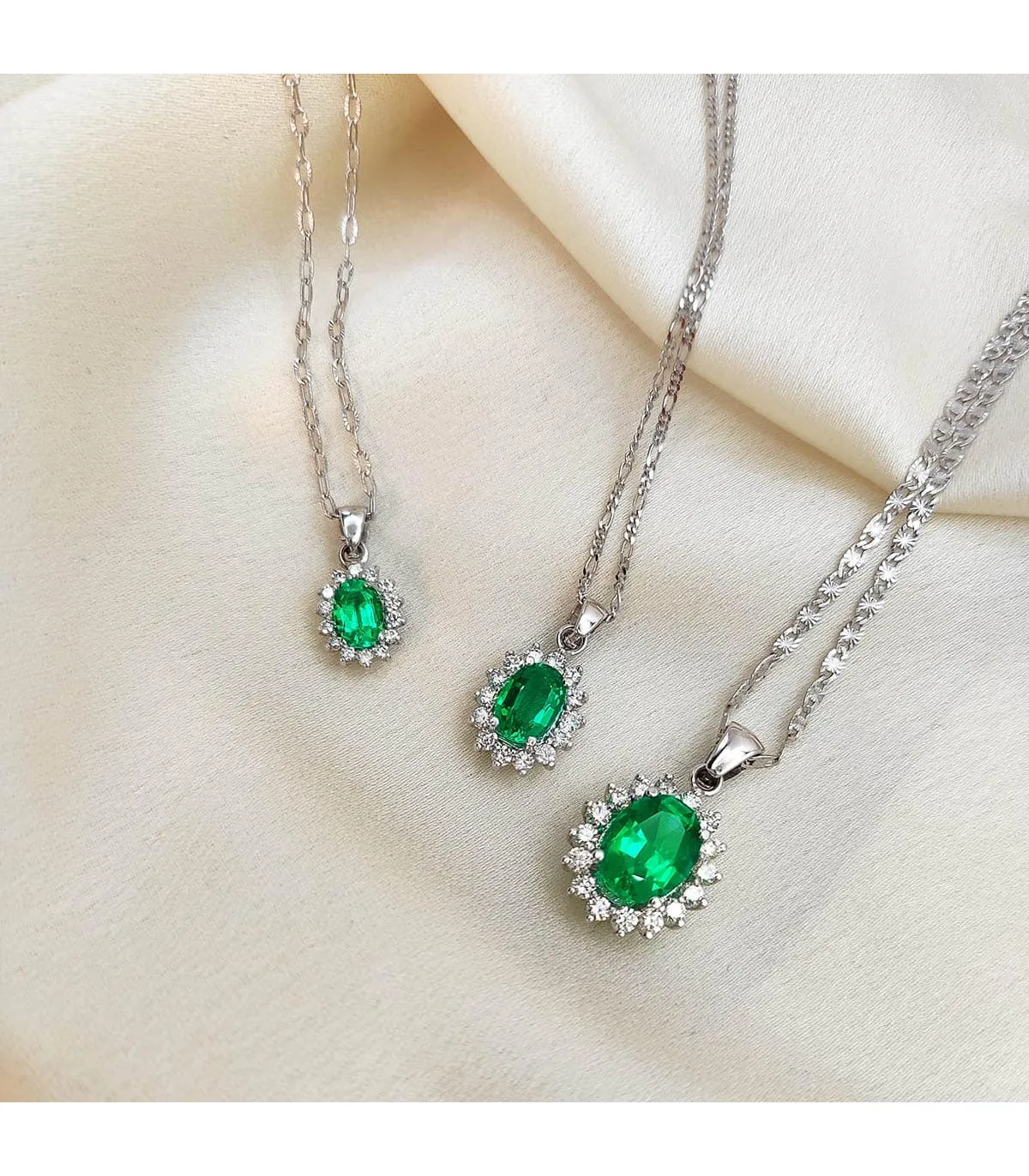 Pendentif Jasmin 0.14 Ct. 18 K Émeraude 0.39 Ct.