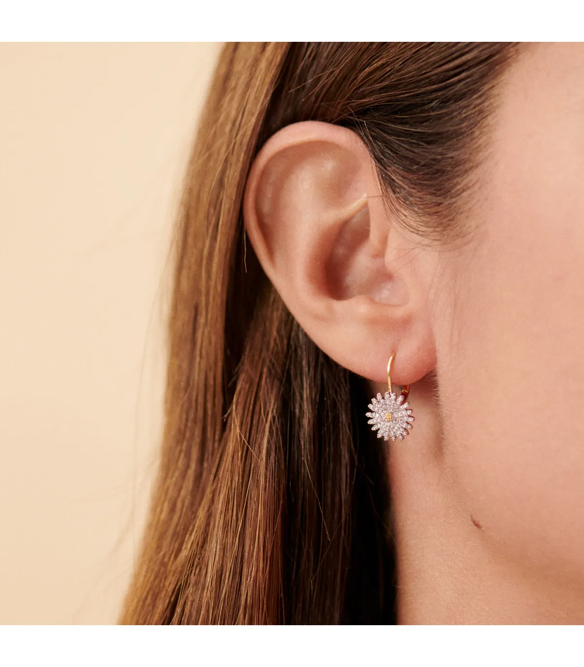PENDIENTES AGATHA LARGOS BLOSSOM DORADO MARGARITA CRISTAL  2380503137TU