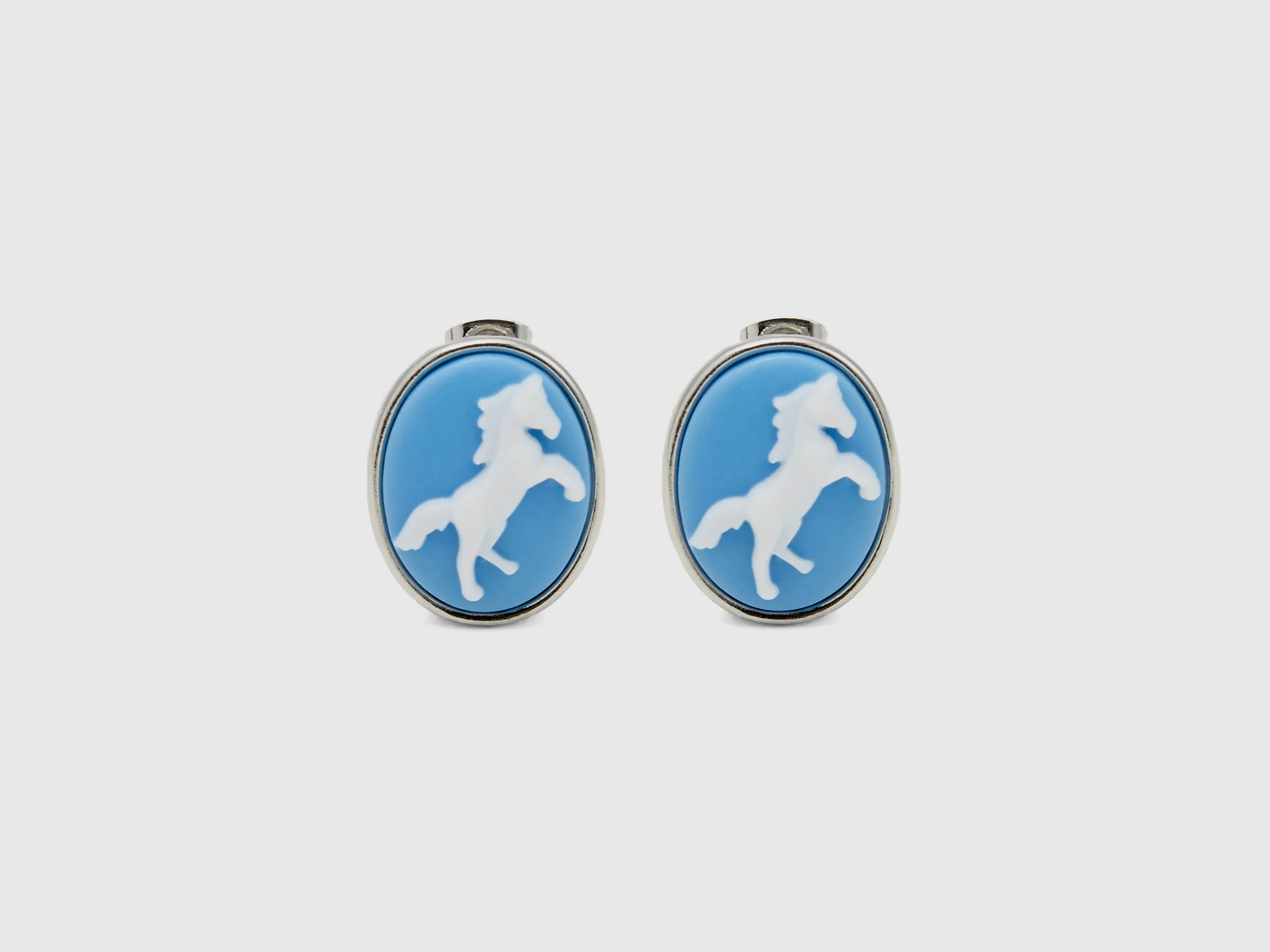 Pendientes de tuerca celestes con camafeo