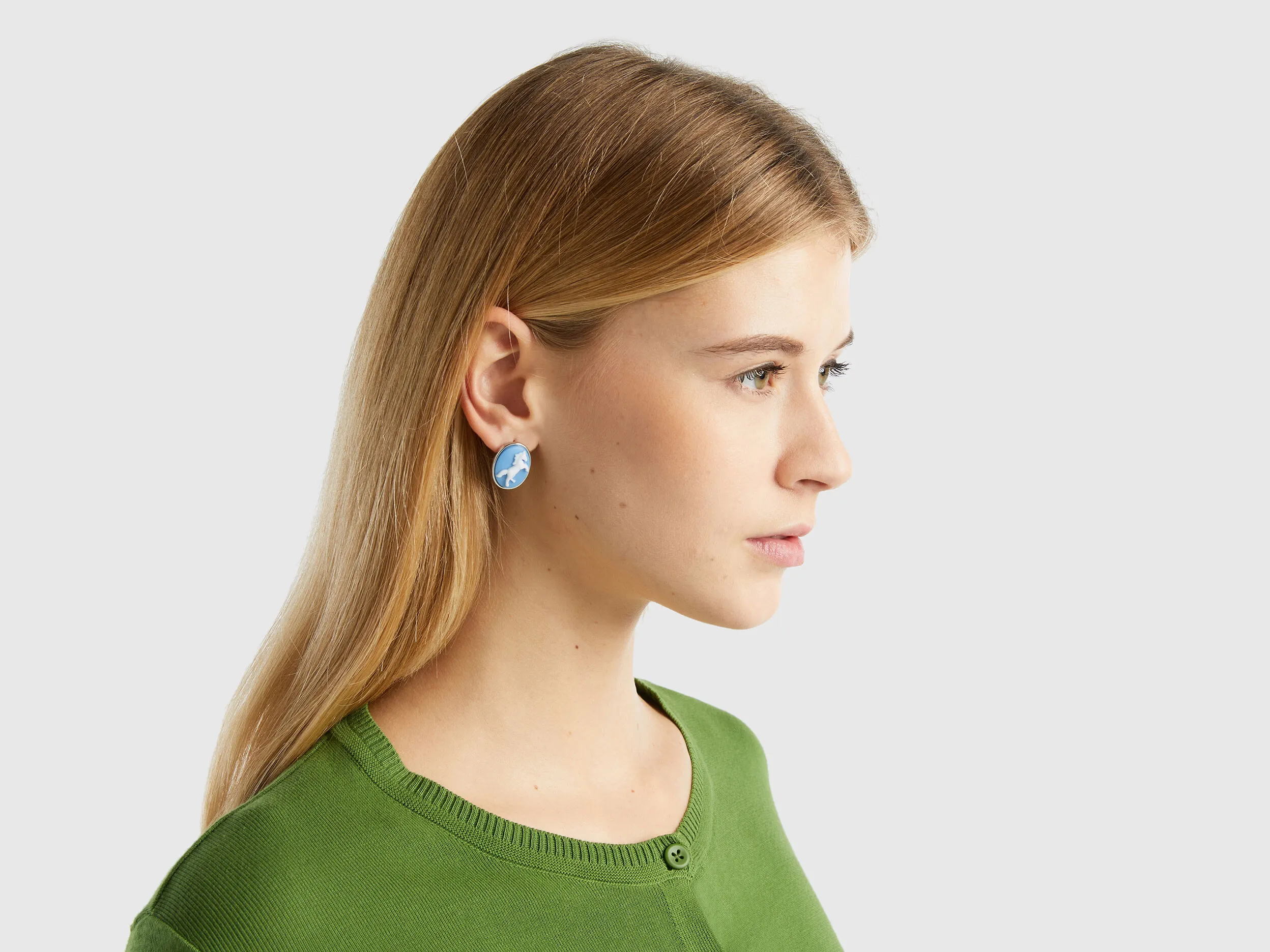 Pendientes de tuerca celestes con camafeo