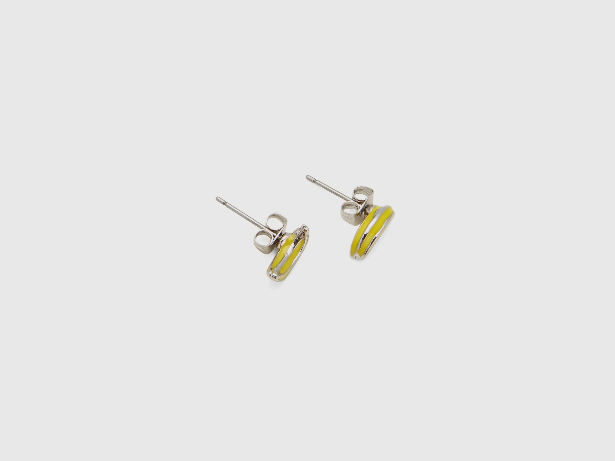 Pendientes de tuerca con plátano amarillo