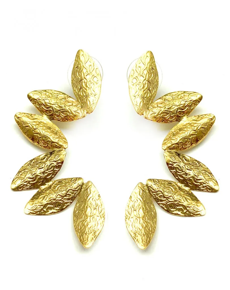 PENDIENTES DORADOS DE HOJITAS DISEÑO DE MODA Y TENDENCIA