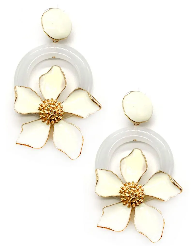 PENDIENTES LARGOS BLANCOS CON PRECIOSO DISEÑO DE ARO Y FLOR
