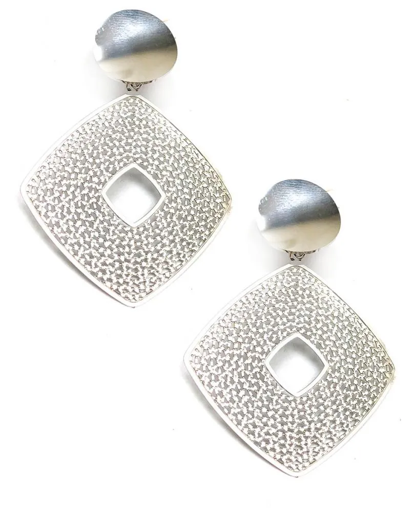 PENDIENTES LARGOS PLATEADOS CON DISEÑO CUADRADO CALADO