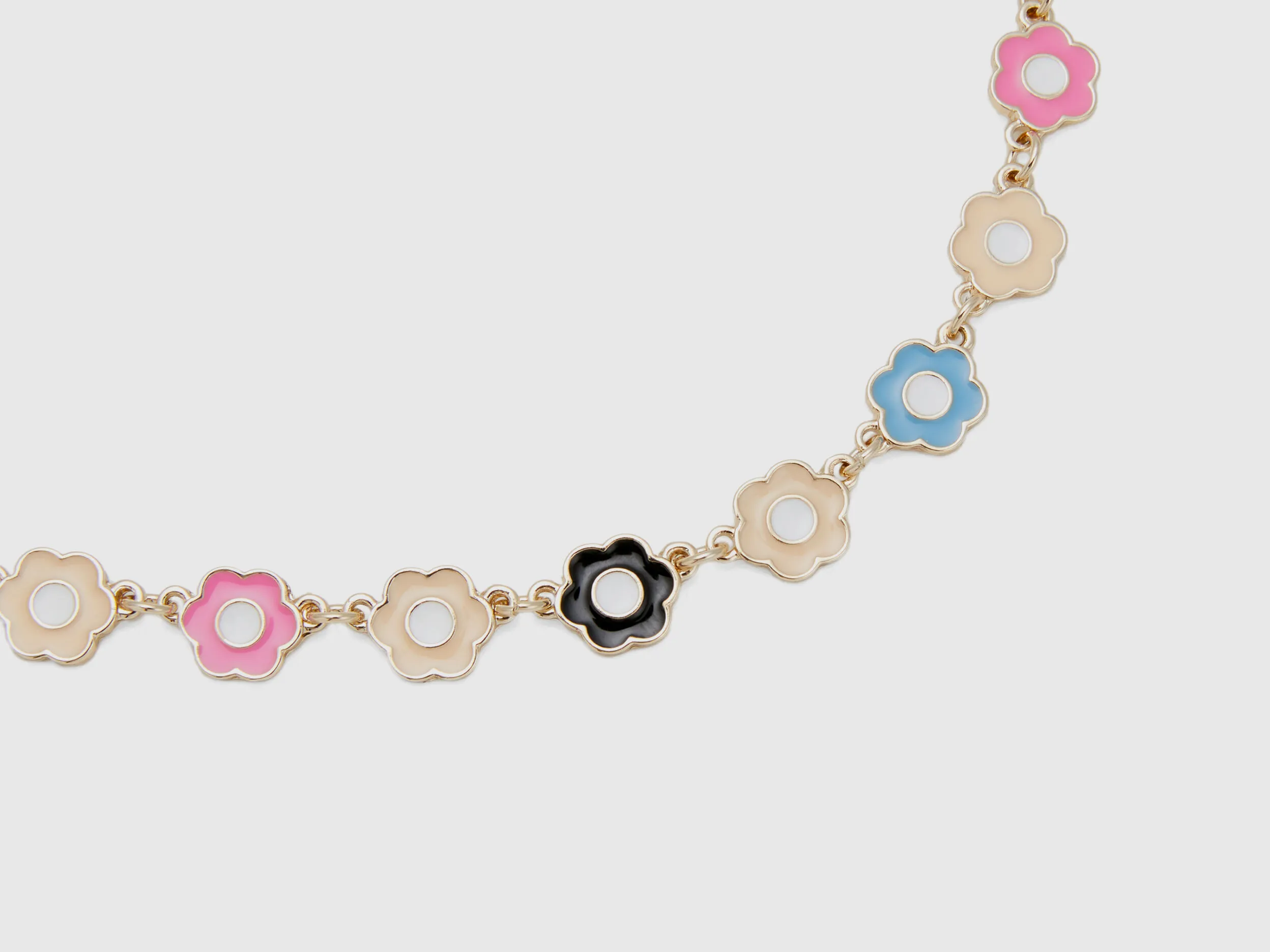 Pulsera dorada con colgantes florales