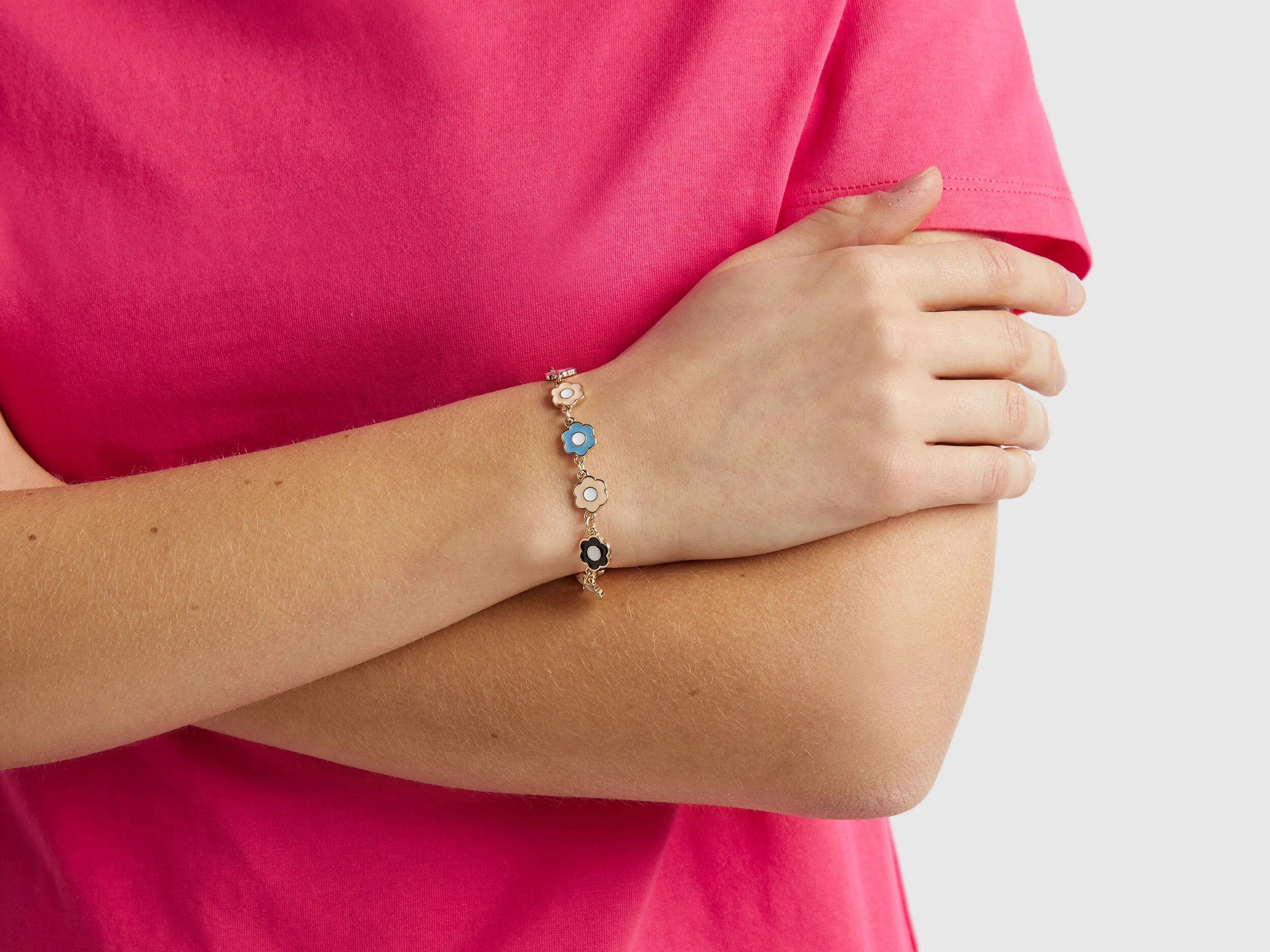 Pulsera dorada con colgantes florales