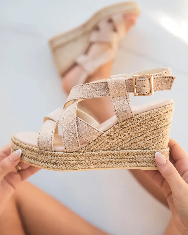 SANDALIA DE MUJER CON CUñA DE CUERO BEIGE  MJNP105