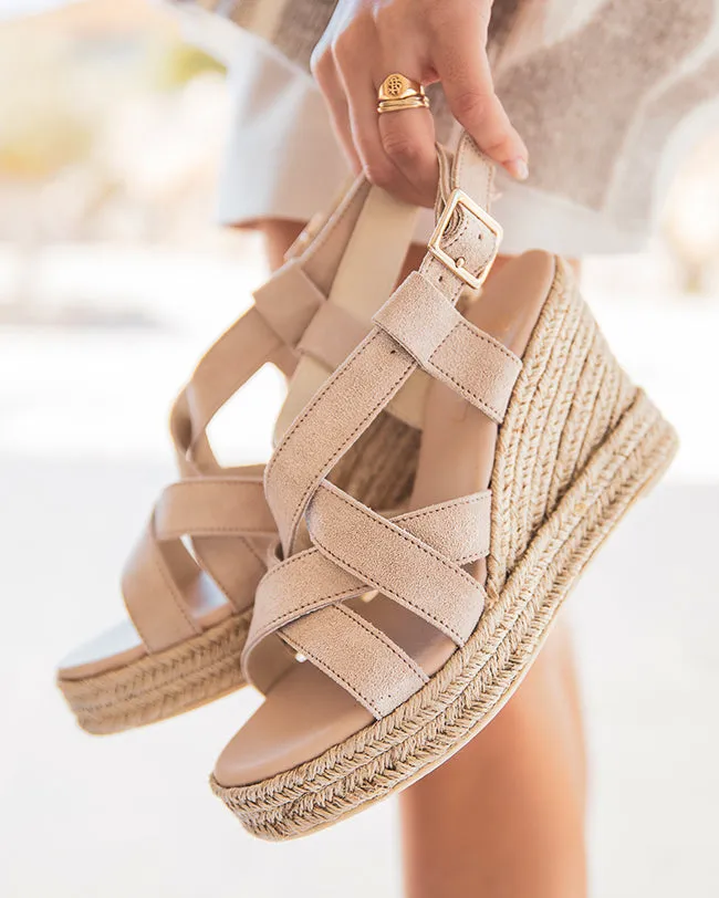 SANDALIA DE MUJER CON CUñA DE CUERO BEIGE  MJNP105