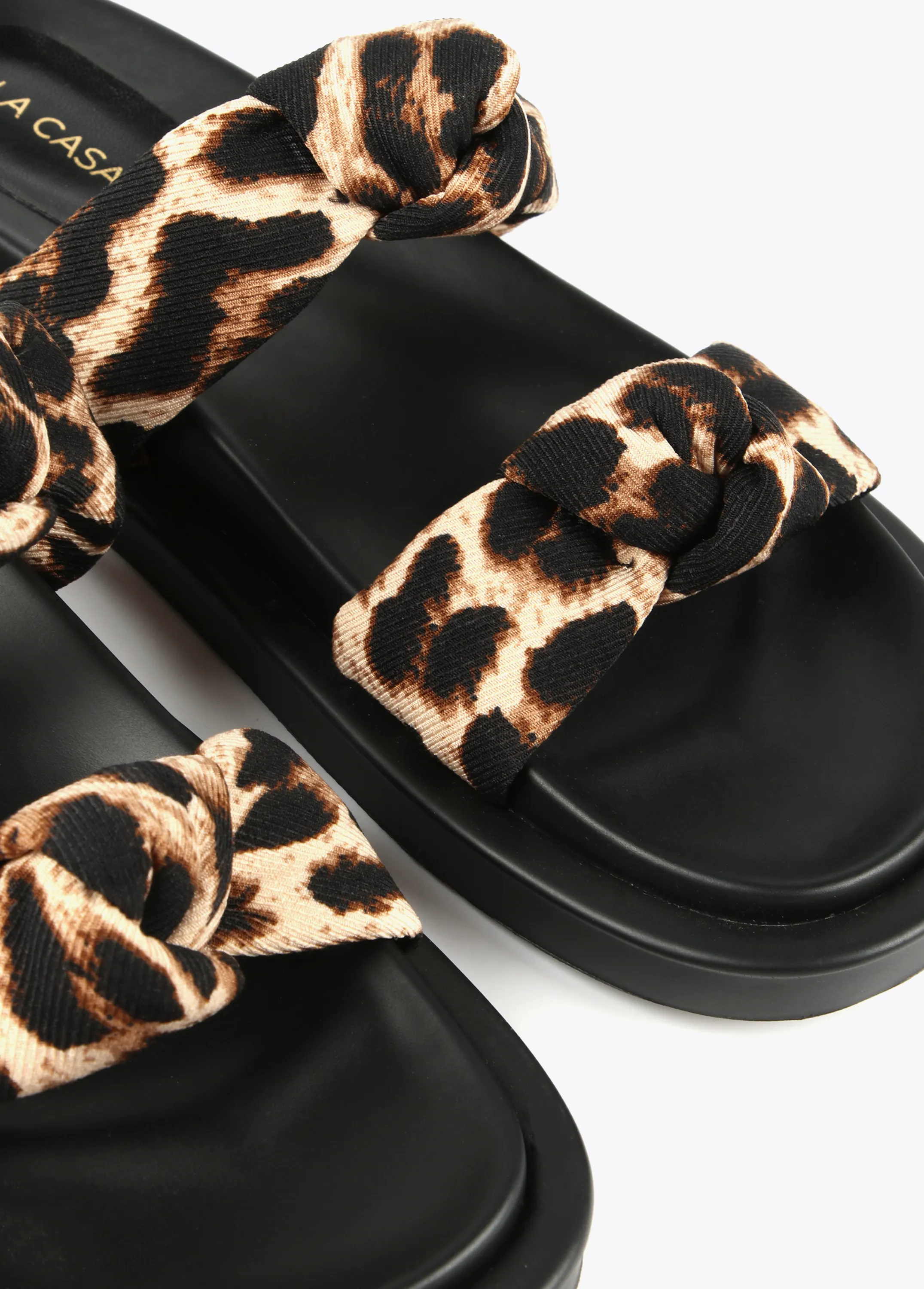 Sandalia plana con dos tiras de tejido leopardo Lola Casademunt