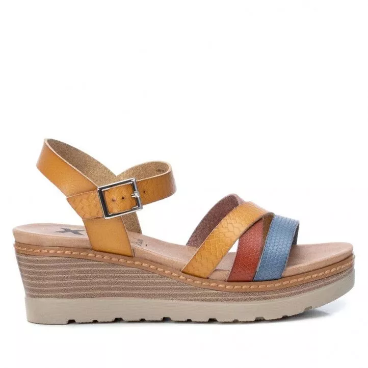 Sandalias cuña Xti con diseño de tres tiras combinando colores