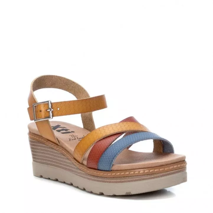 Sandalias cuña Xti con diseño de tres tiras combinando colores