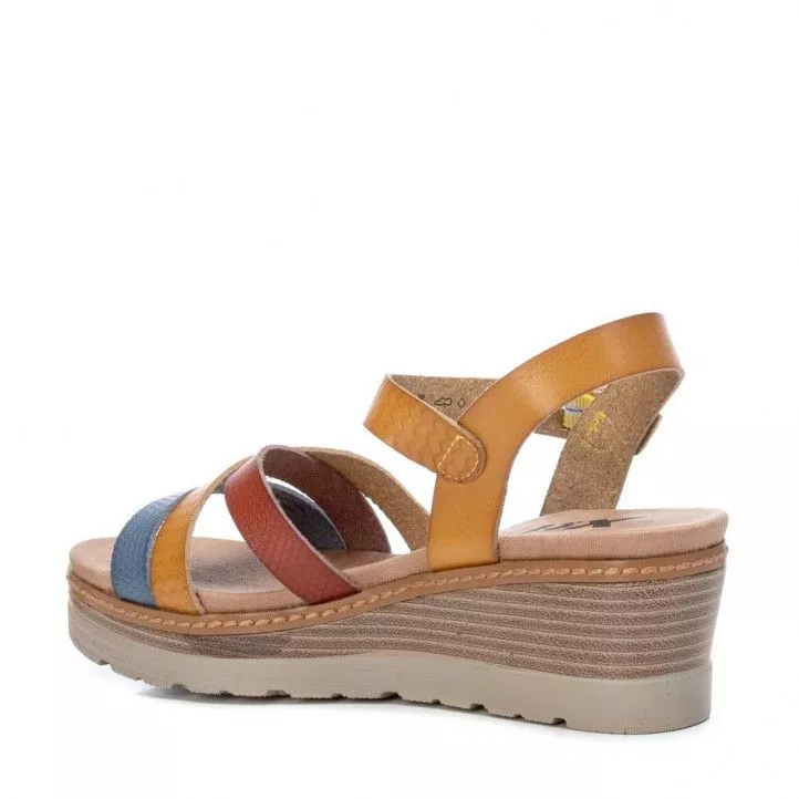 Sandalias cuña Xti con diseño de tres tiras combinando colores