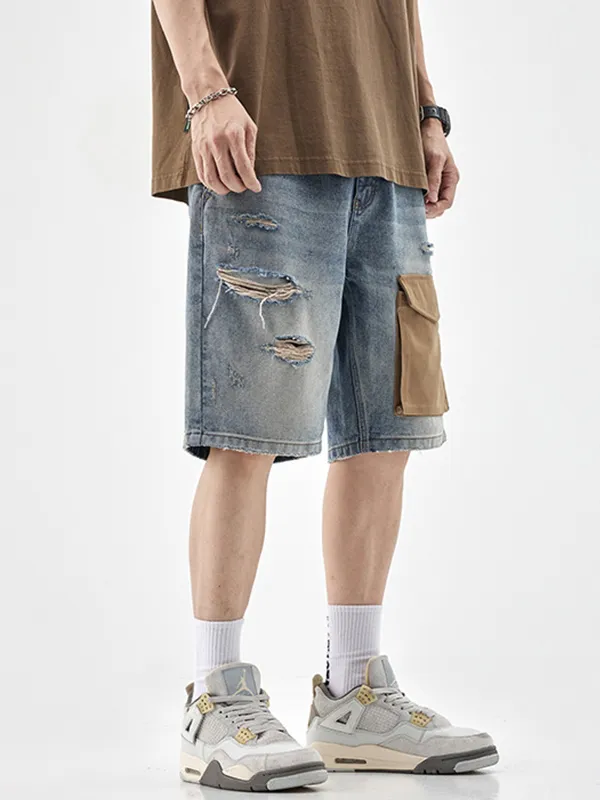Shorts vaqueros con bolsillo de parche rasgados para hombre