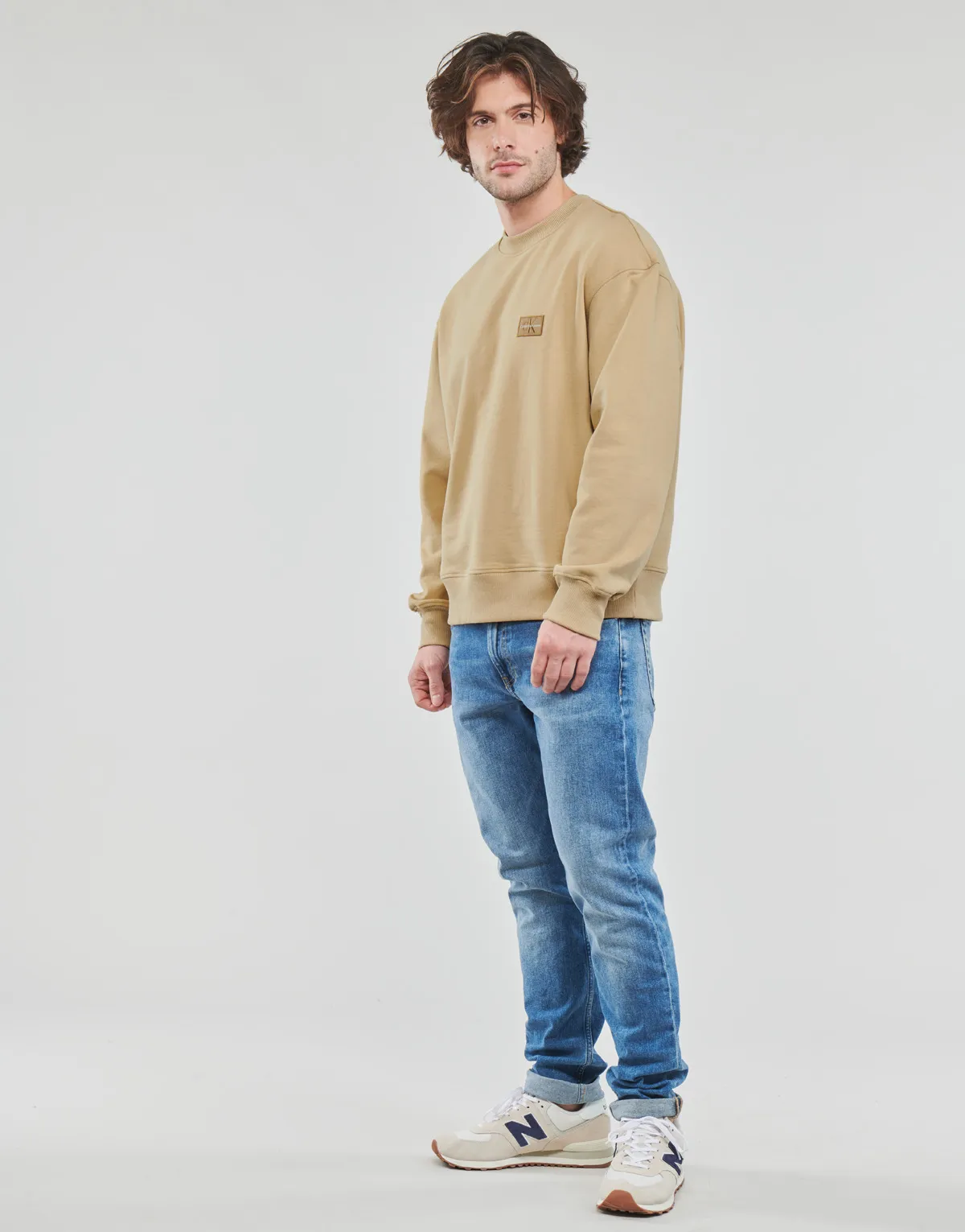 SHRUNKEN BADGE CREW NECK