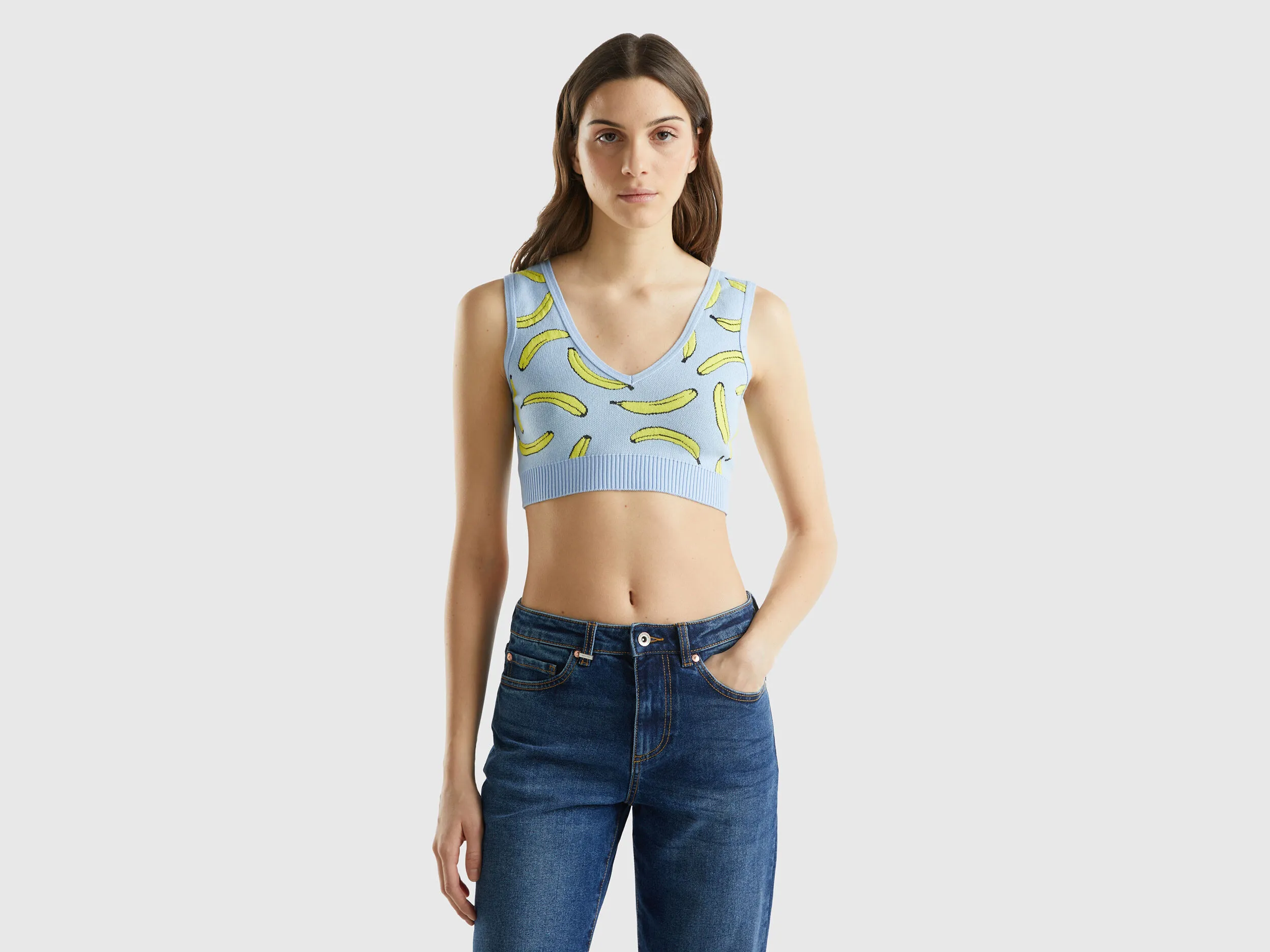 Top bra celeste con estampado de plátanos