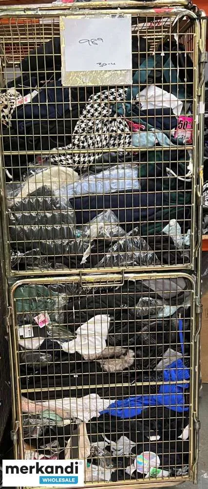 VENTA AL POR MAYOR 989 JAULA DE ROPA MIXTA  APROX. 100 KG CADA UNA, 3 DISPONIBLES, PRECIO DEL REINO UNIDO SIN IVA