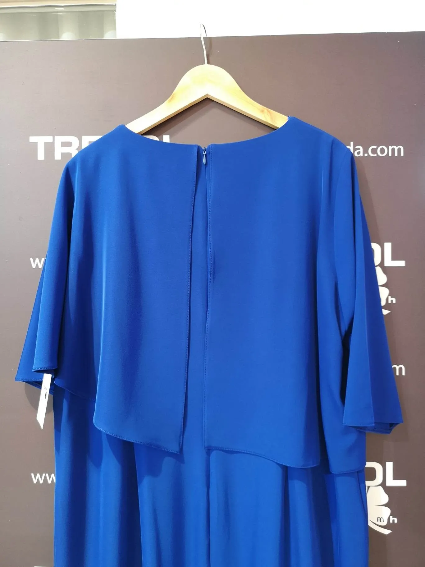 Vestido con cuerpo de capa